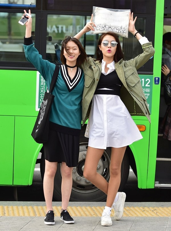 Tín đồ thời trang Hàn Quốc "đại náo" sàn diễn đường phố Seoul ảnh 10