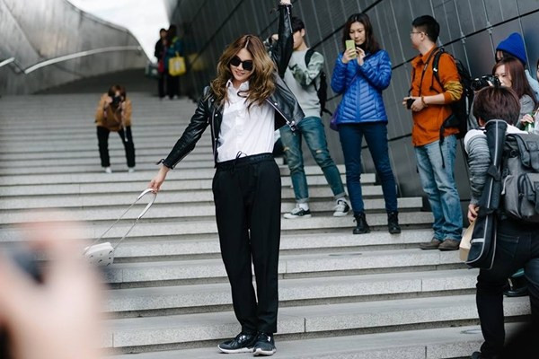 Tín đồ thời trang Hàn Quốc "đại náo" sàn diễn đường phố Seoul ảnh 24