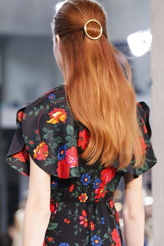 Hoa cài tóc - điểm nhấn trên mái tóc bồng bềnh mùa Hè 2015 ảnh 1