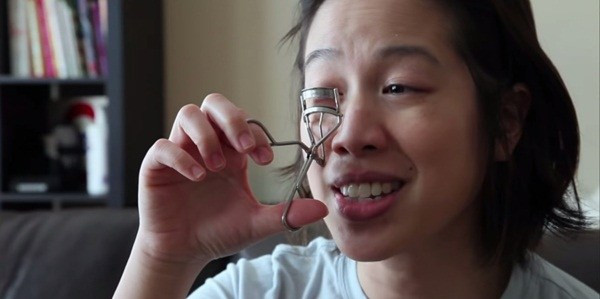 Khâm phục trước clip tự trang điểm của "đầu bếp mù" Christine Hà ảnh 2