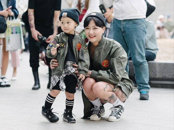 Tín đồ thời trang Hàn Quốc "đại náo" sàn diễn đường phố Seoul ảnh 22