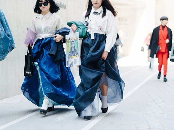 Tín đồ thời trang Hàn Quốc "đại náo" sàn diễn đường phố Seoul ảnh 19