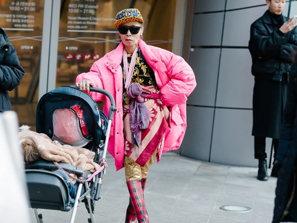 Tín đồ thời trang Hàn Quốc "đại náo" sàn diễn đường phố Seoul ảnh 18