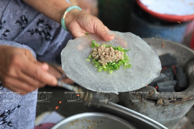 Thưởng thức món "Pizza Việt" ngon tuyệt của người dân Đà Lạt ảnh 1