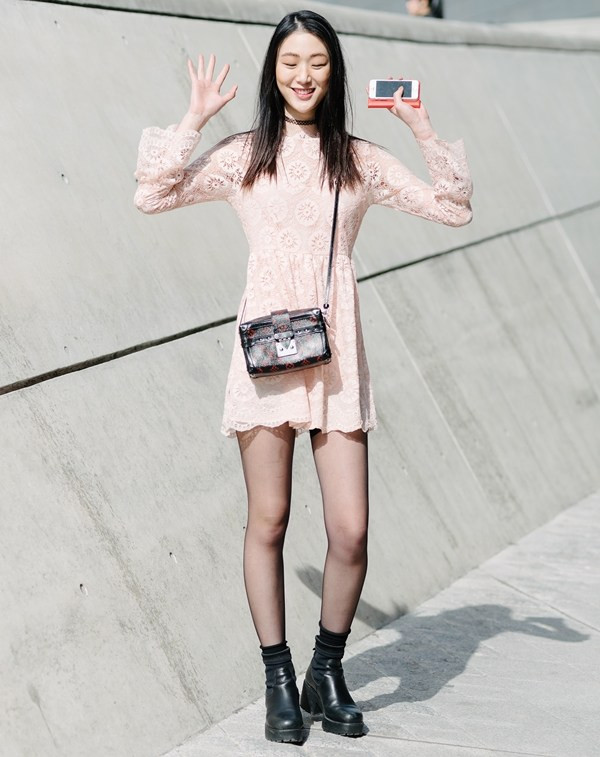 Tín đồ thời trang Hàn Quốc "đại náo" sàn diễn đường phố Seoul ảnh 2