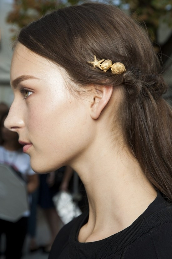 Hoa cài tóc - điểm nhấn trên mái tóc bồng bềnh mùa Hè 2015 ảnh 2