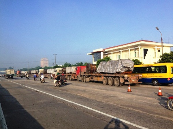 Bắt một đoàn xe chở quá tải tới 200% tìm cách “lách” trạm cân ảnh 1