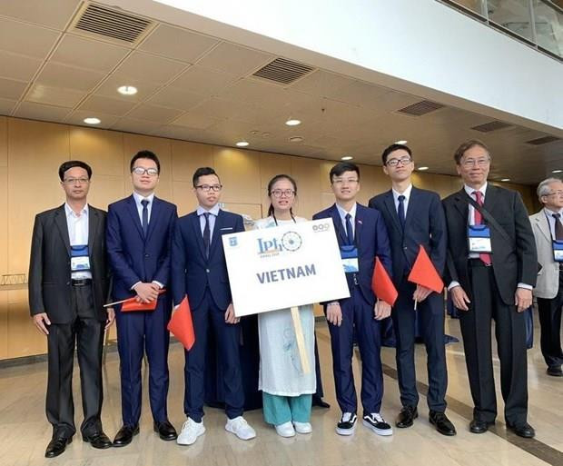 Với thành tích 3 huy chương vàng, 2 huy chương bạc, đoàn Việt Nam xếp thứ 4 của cuộc thi Olympic Vật lý quốc tế. (Nguồn: moet.gov) Thành tích của học sinh Việt Nam trong các kỳ thi Olympic quốc tế 2019 ảnh 2