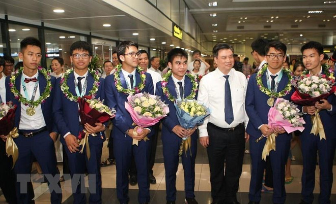 Với thành tích 2 vàng, 4 bạc, đoàn Việt Nam xếp thứ 7 trong số 110 quốc gia, vùng lãnh thổ dự thi Olympic Toán học. (Ảnh: Thanh Tùng/TTXVN) Thành tích của học sinh Việt Nam trong các kỳ thi Olympic quốc tế 2019 ảnh 1