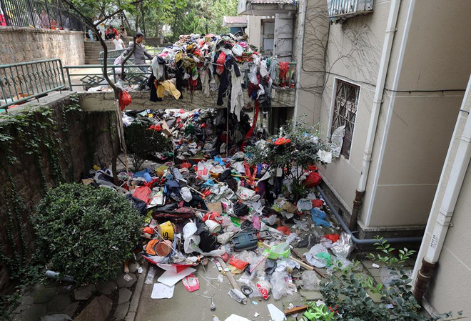 Người phụ nữ gây sốc khi tích trữ lượng đồ dùng cũ khổng lồ ảnh 3