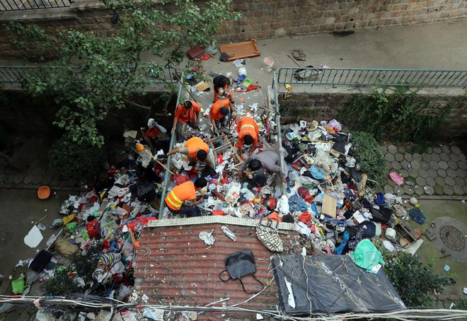 Người phụ nữ gây sốc khi tích trữ lượng đồ dùng cũ khổng lồ ảnh 4