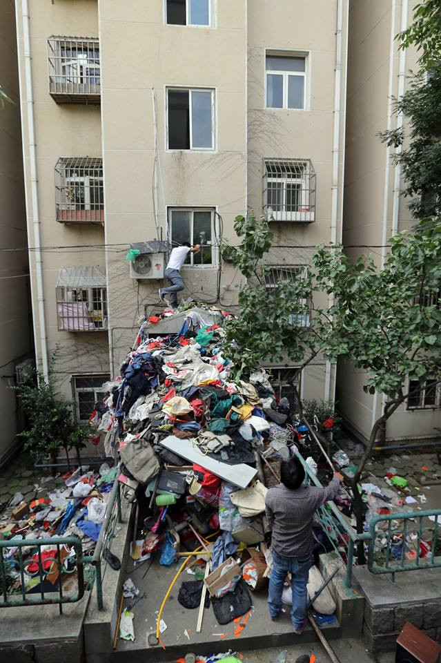 Người phụ nữ gây sốc khi tích trữ lượng đồ dùng cũ khổng lồ ảnh 1