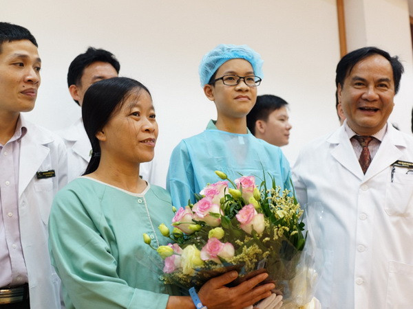 Giáo sư Bùi Đức Phú - Giám đốc Bệnh viện Đa khoa Quốc tế Vinmec Times City tặng hoa cho chị Huyền và con trai trong ngày xuất viện. Mẹ đã cho con cuộc đời, giờ để cứu con, mẹ cắt 60% lá gan ảnh 3