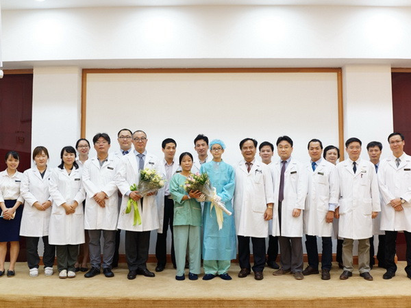 Kíp phẫu thuật ghép gan chúc mừng hai mẹ con chị Huyền – cháu Toàn trong ngày xuất viện. Mẹ đã cho con cuộc đời, giờ để cứu con, mẹ cắt 60% lá gan ảnh 1