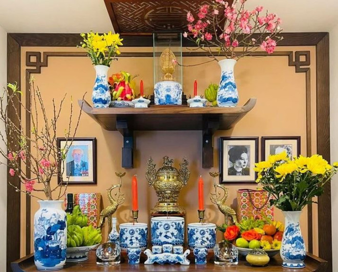 Bàn thờ gia tiên ngày Tết - nơi ngự vị của các bậc tiền nhân trong gia đình. (Nguồn: BNews/TTXVN) ban tho gia tien.JPG