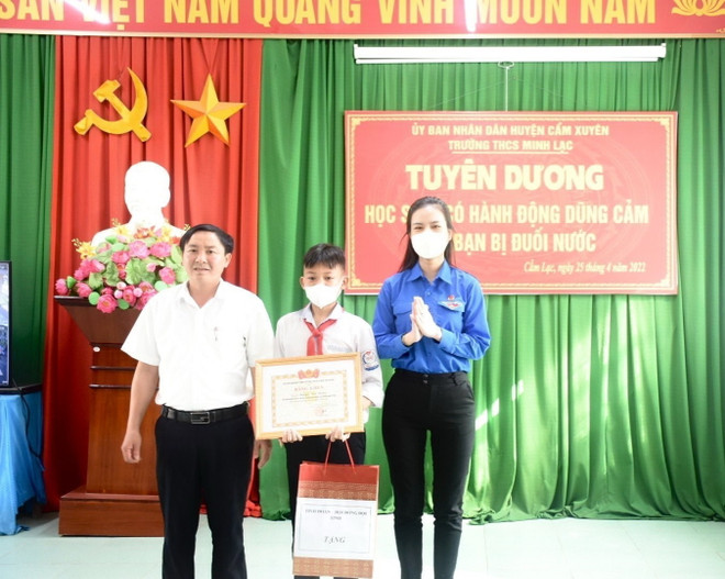 Tuyên dương học sinh lớp 8 dũng cảm cứu 2 bạn nhỏ khỏi đuối nước ảnh 1