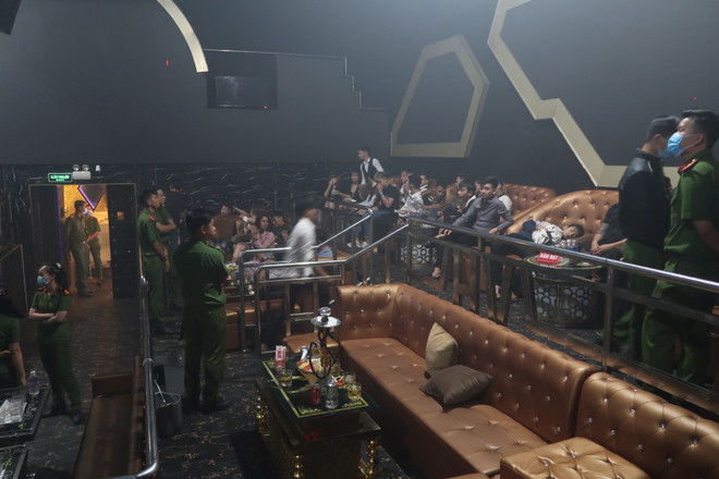 Đột kích 2 quán bar, phát hiện hơn 60 người dương tính với ma túy ảnh 1