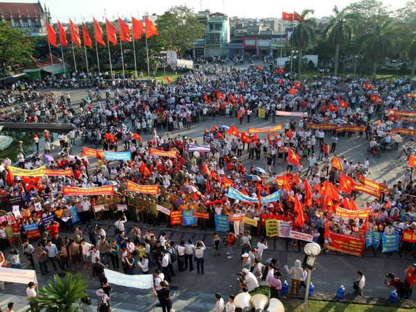 Míttinh phản đối Trung Quốc hạ đặt giàn khoan Hải Dương-981 tại vùng biển của Việt Nam tại Hải Phòng. (Ảnh: Huy Hùng/TTXVN) Thủ tướng yêu cầu ngăn chặn các hành vi manh động, phá hoại ảnh 1
