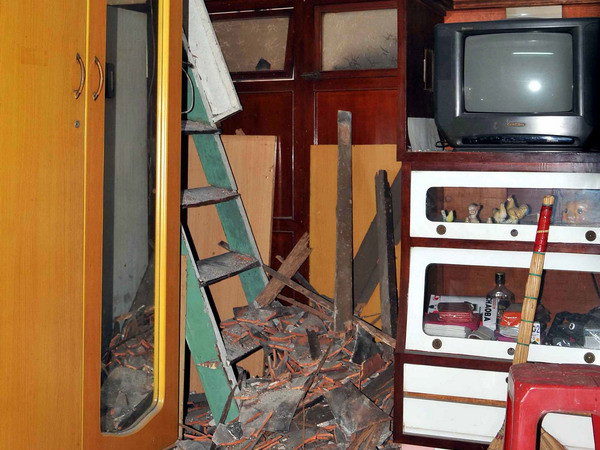 [Photo] Nhiều người dân tháo chạy vì sập mái nhà ở TP.HCM ảnh 2