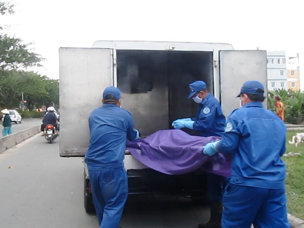 Phát hiện xác một phụ nữ dưới kênh ven đại lộ Nguyễn Văn Linh ảnh 1