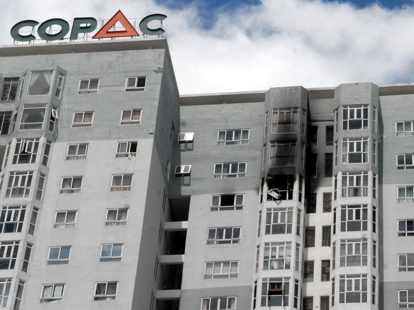 [Photo] Cháy chung cư, hàng trăm người hốt hoảng bỏ chạy ảnh 4