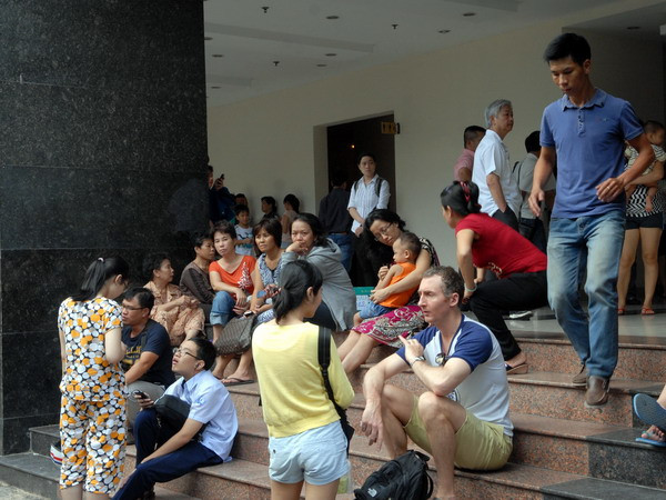 [Photo] Cháy chung cư, hàng trăm người hốt hoảng bỏ chạy ảnh 2