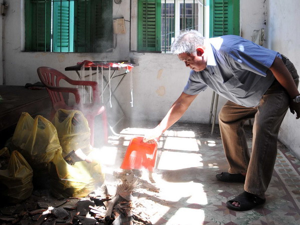 [Photo] Nhiều người dân tháo chạy vì sập mái nhà ở TP.HCM ảnh 1