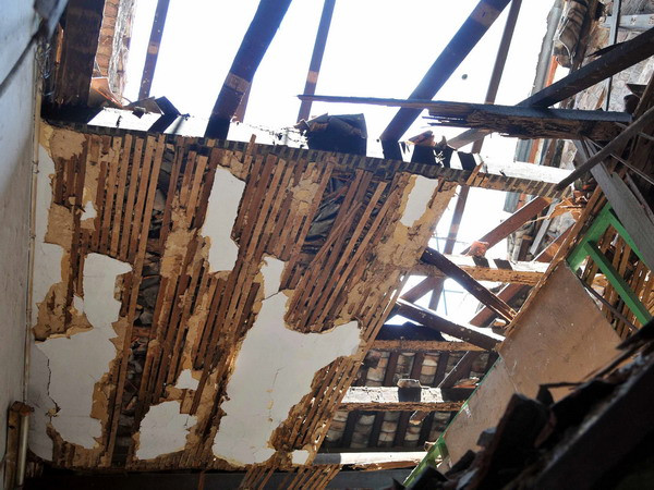 [Photo] Nhiều người dân tháo chạy vì sập mái nhà ở TP.HCM ảnh 4