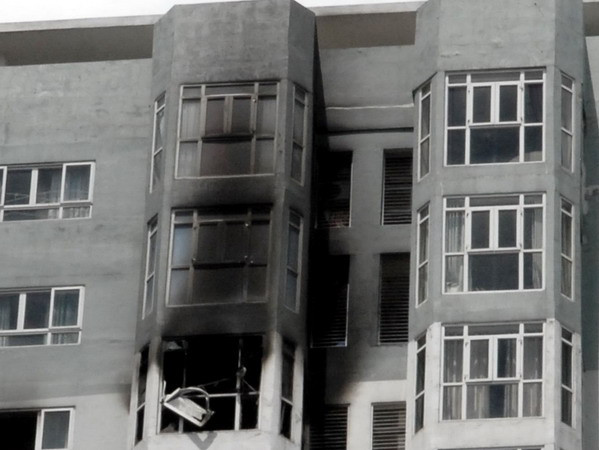 [Photo] Cháy chung cư, hàng trăm người hốt hoảng bỏ chạy ảnh 3