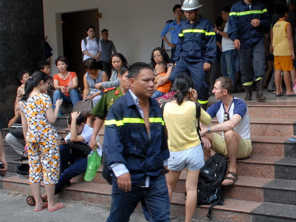 [Photo] Cháy chung cư, hàng trăm người hốt hoảng bỏ chạy ảnh 1