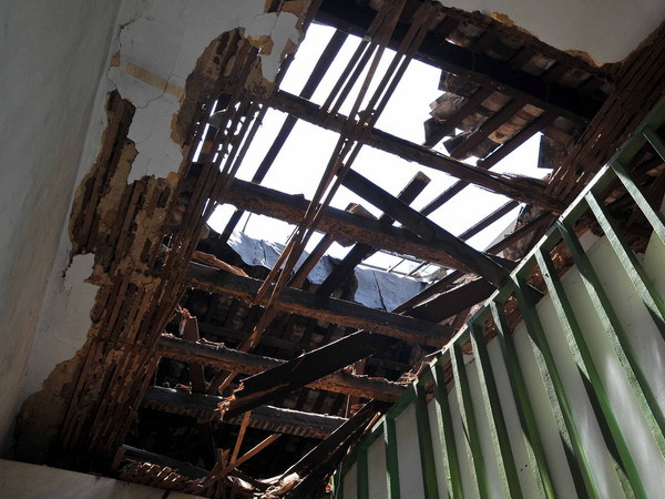 [Photo] Nhiều người dân tháo chạy vì sập mái nhà ở TP.HCM ảnh 3