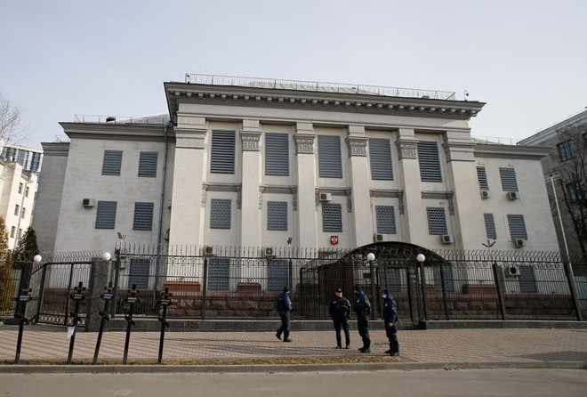 Bên ngoài Đại sứ quán Nga ở Kiev, Ukraine. (Nguồn: Reuters) Ukraine chấm dứt hợp đồng thuê đất của Đại sứ quán Nga tại Kiev ảnh 1