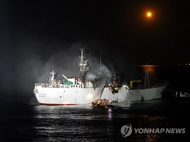 Lực lượng cứu hỗ tìm kiếm người mất tích. (Nguồn: Yonhap) Tàu cá Nga bốc cháy ngoài khơi Hàn Quốc, nhiều người mất tích ảnh 1