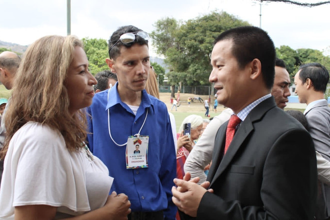 Các đại biểu tham dự sự kiện được tổ chức tại công viên Hugo Chavez, thủ đô Caracas. (Ảnh: TTXVN phát) Việt Nam và Venezuela tăng cường hoạt động giao lưu nhân dân ảnh 1