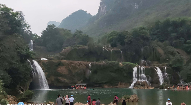 Sáng 20/4/2023, dòng thác chính tại thác Bản Giốc chỉ còn rất ít nước khiến nhiều du khách thất vọng. (Ảnh: Quốc Đạt/TTXVN) Khuyến cáo du khách lựa chọn thời gian khi tham quan thác Bản Giốc ảnh 2