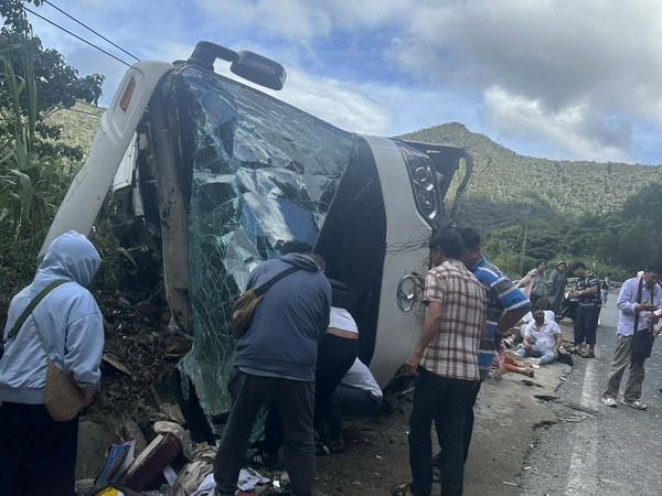 Khánh Hòa: Xe lật trên đèo Khánh Lê, 4 du khách nước ngoài tử vong ảnh 1