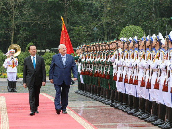 Chủ tịch nước Trần Đại Quang và Tổng thống Reuven Ruvi Rivlin duyệt Đội danh dự Quân đội nhân dân Việt Nam. (Ảnh: Nhan Sáng/TTXVN) Tổng thống Israel và Phu nhân kết thúc tốt đẹp chuyến thăm Việt Nam ảnh 1