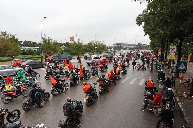 Biển người hâm mộ chào đón các tuyển thủ U23 tại sân bay Nội Bài ảnh 34