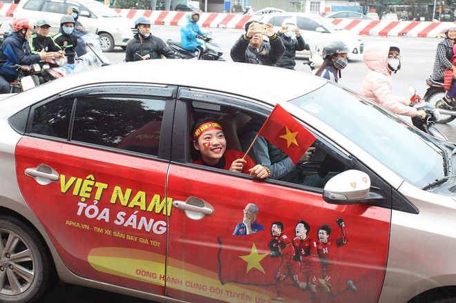 Biển người hâm mộ chào đón các tuyển thủ U23 tại sân bay Nội Bài ảnh 36