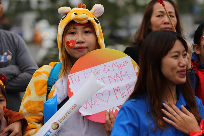 Biển người hâm mộ chào đón các tuyển thủ U23 tại sân bay Nội Bài ảnh 44