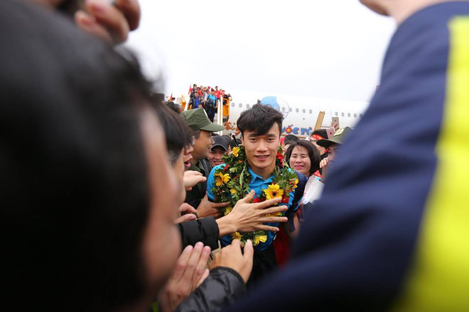 Biển người hâm mộ chào đón các tuyển thủ U23 tại sân bay Nội Bài ảnh 11