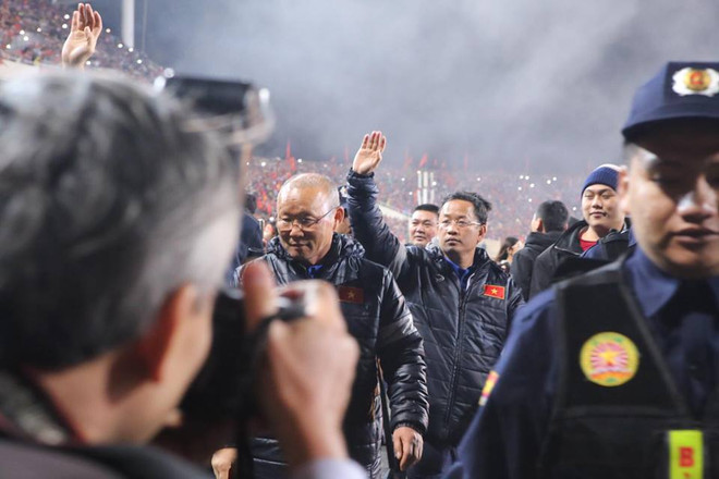 Hàng vạn người hâm mộ hô vang tên các cầu thủ U23 tại sân Mỹ Đình ảnh 3