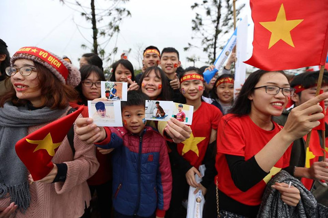 Biển người hâm mộ chào đón các tuyển thủ U23 tại sân bay Nội Bài ảnh 52