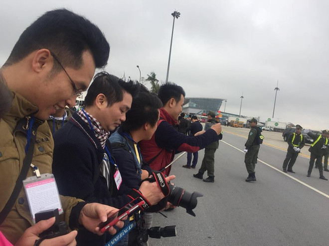 Biển người hâm mộ chào đón các tuyển thủ U23 tại sân bay Nội Bài ảnh 14