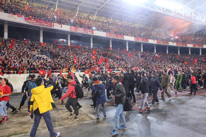 Hàng vạn người hâm mộ hô vang tên các cầu thủ U23 tại sân Mỹ Đình ảnh 6