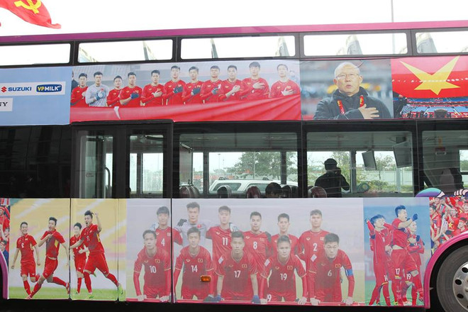 Biển người hâm mộ chào đón các tuyển thủ U23 tại sân bay Nội Bài ảnh 21