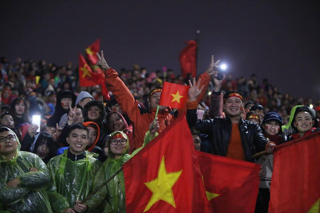 Hàng vạn người hâm mộ hô vang tên các cầu thủ U23 tại sân Mỹ Đình ảnh 2