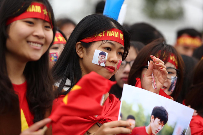 Biển người hâm mộ chào đón các tuyển thủ U23 tại sân bay Nội Bài ảnh 33