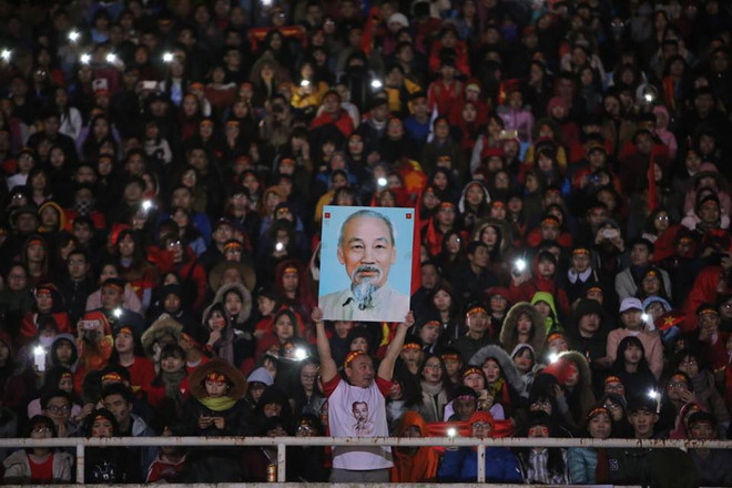 Hàng vạn người hâm mộ hô vang tên các cầu thủ U23 tại sân Mỹ Đình ảnh 10