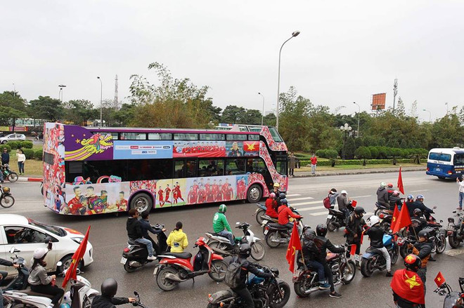 Biển người hâm mộ chào đón các tuyển thủ U23 tại sân bay Nội Bài ảnh 35